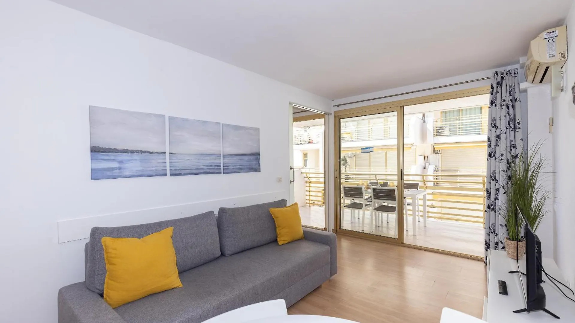 Uhc Novelty Apartments Salou