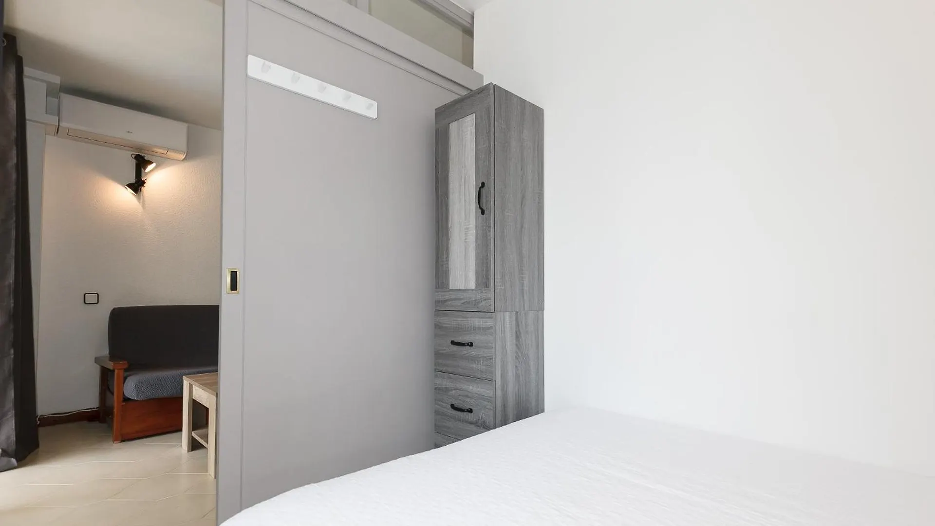 Uhc Novelty Apartments Салоу 0*,