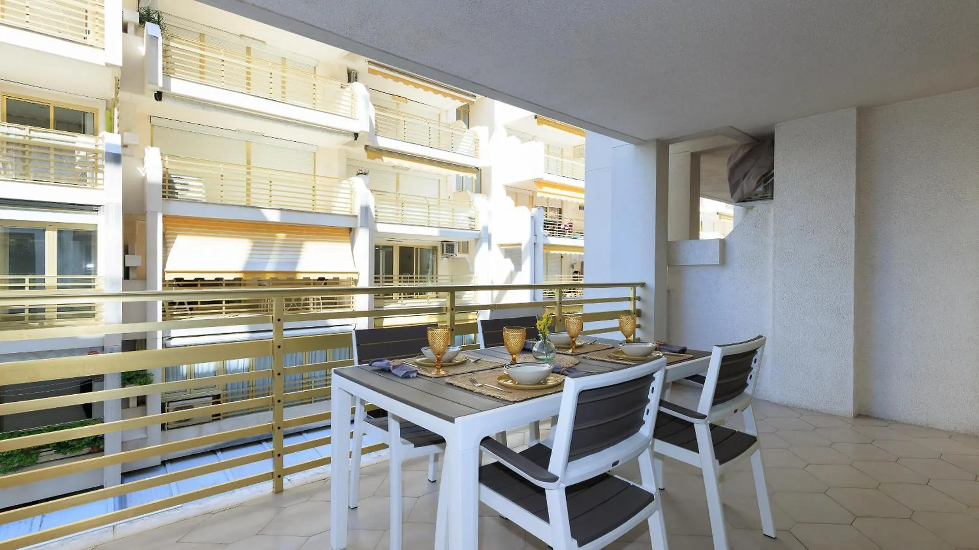 Uhc Novelty Apartments Салоу Испания