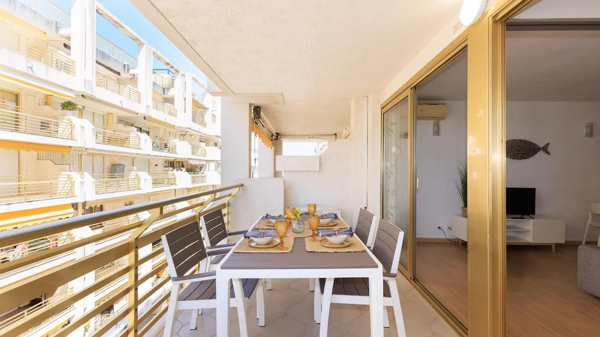 Uhc Novelty Apartments Салоу