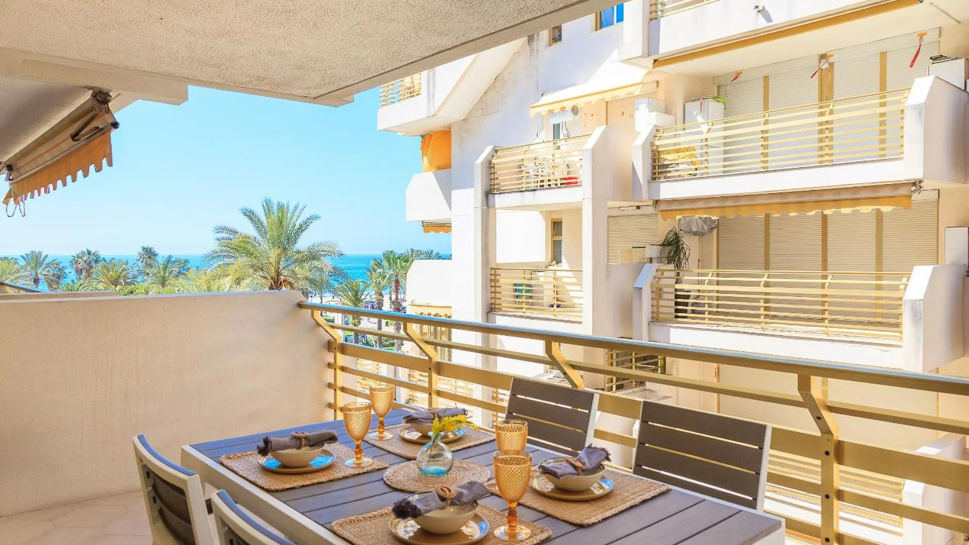 Uhc Novelty Apartments Салоу